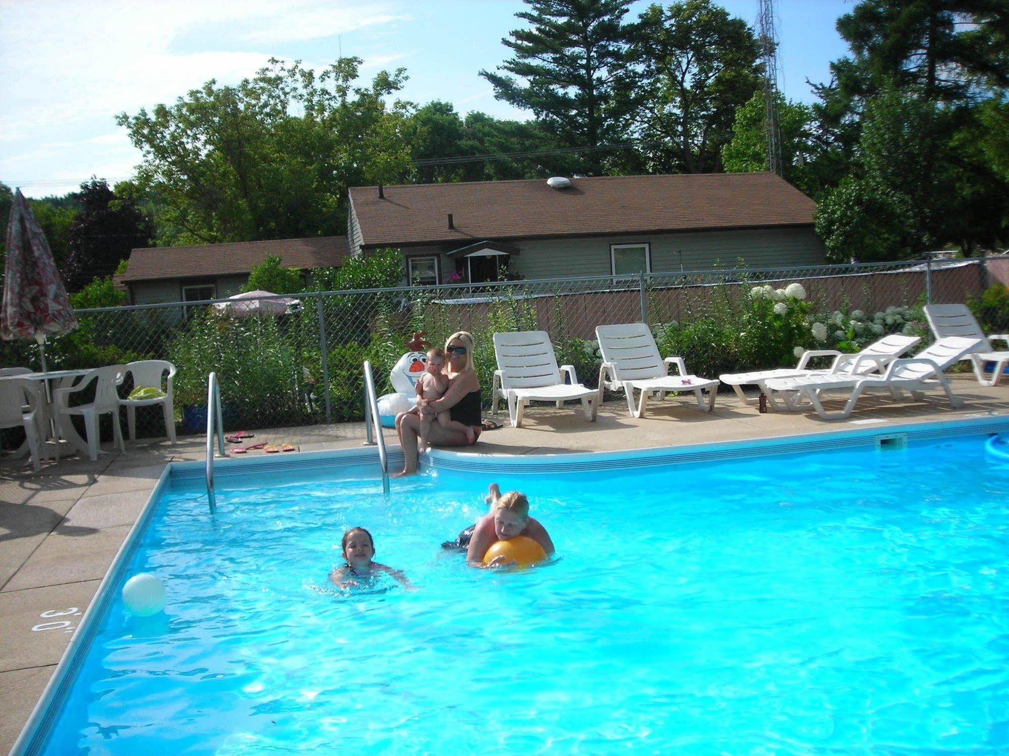 Deer Trail Motel Wisconsin Dells Bagian luar foto