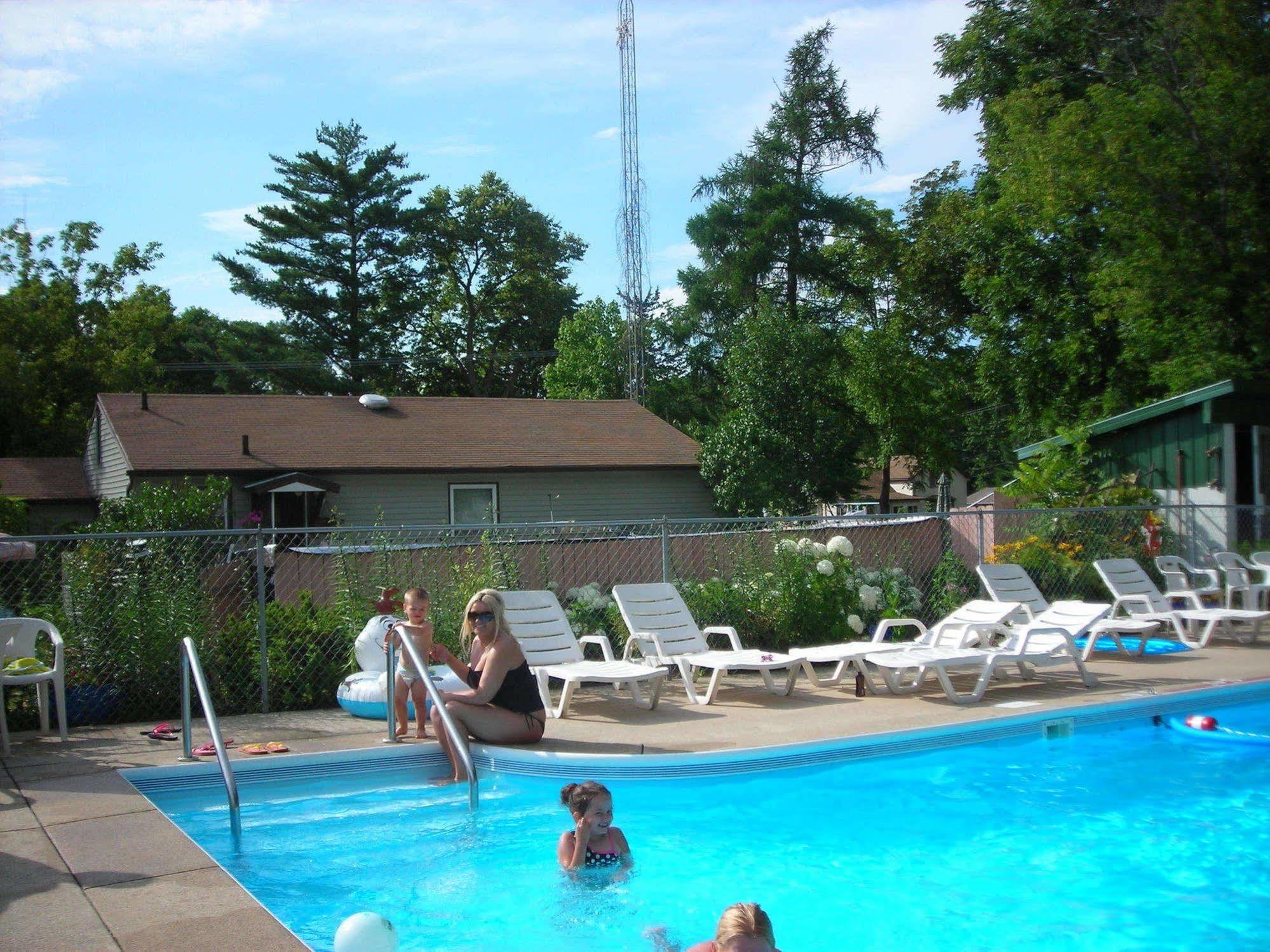 Deer Trail Motel Wisconsin Dells Bagian luar foto